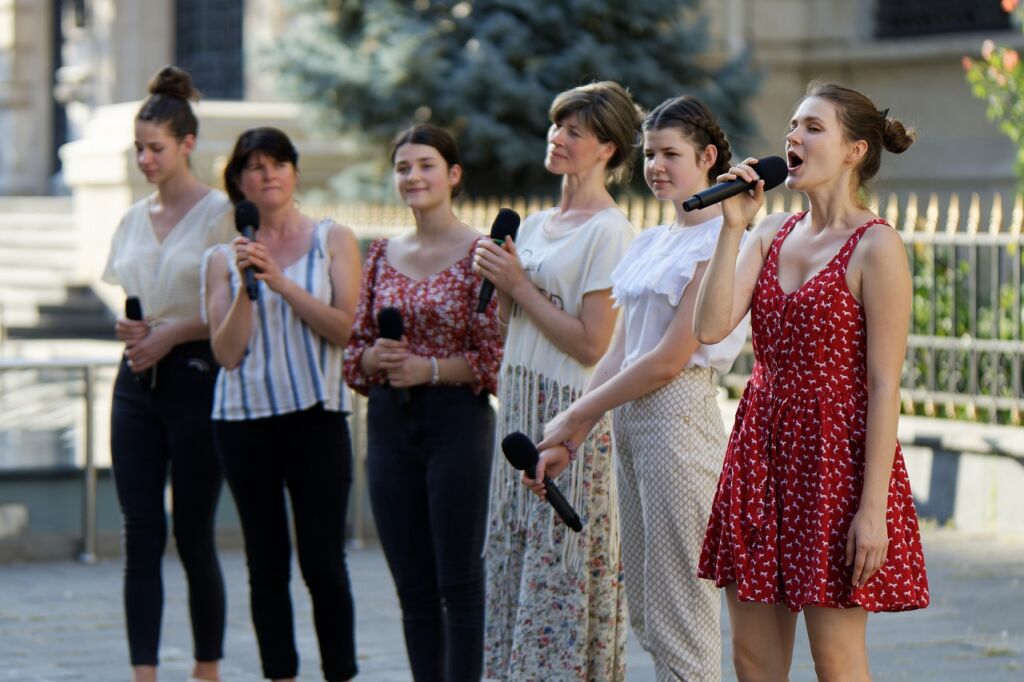 women, singing, street, people, urban, city, performance, singing, singing, singing, singing, singing, people