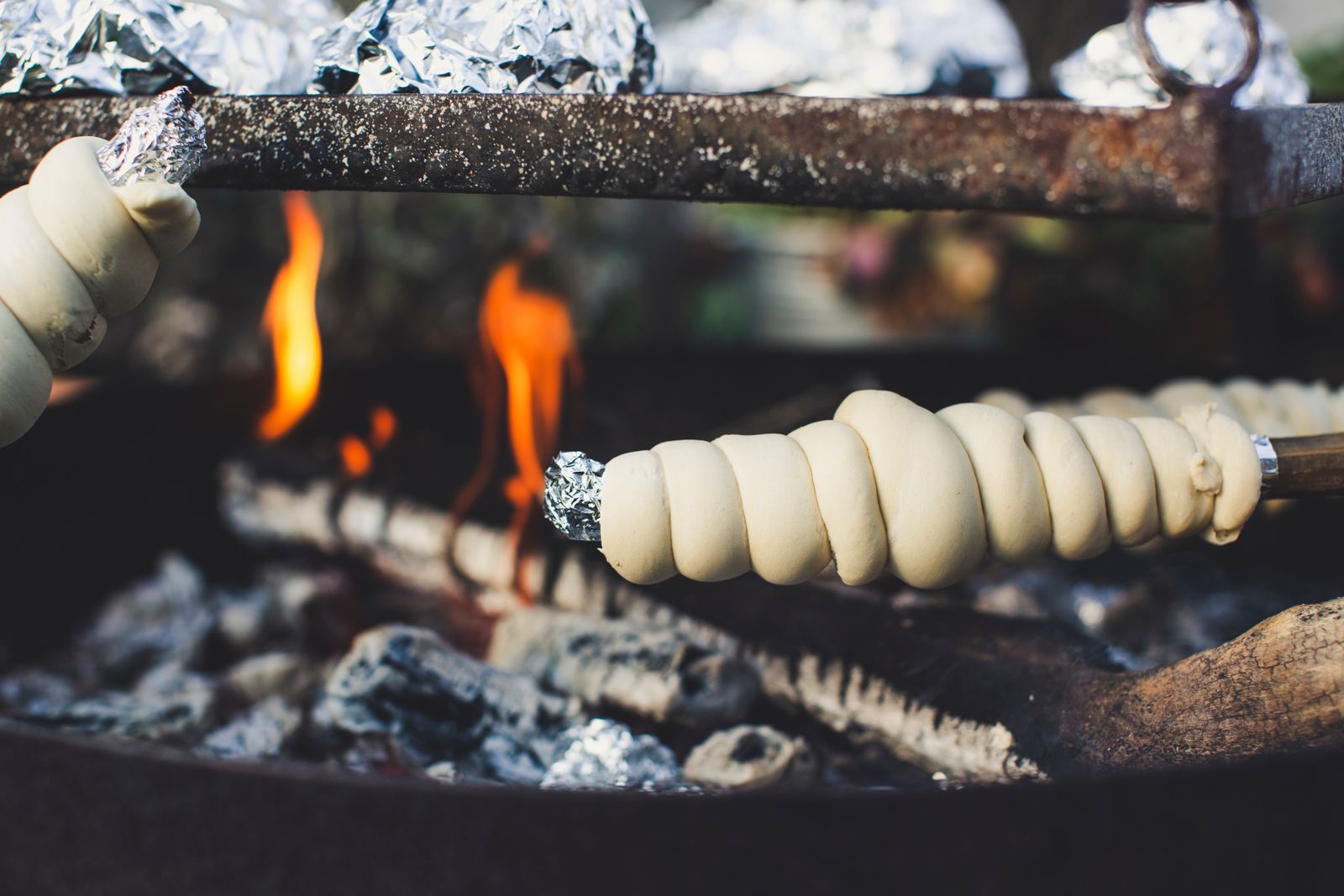 Grillen mit Stockbrot