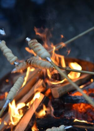 Stockbrot über dem Feuer