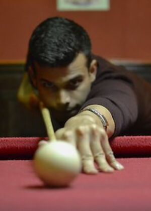 v4-460px-Hold-a-Pool-Cue-Step-4-Version-3